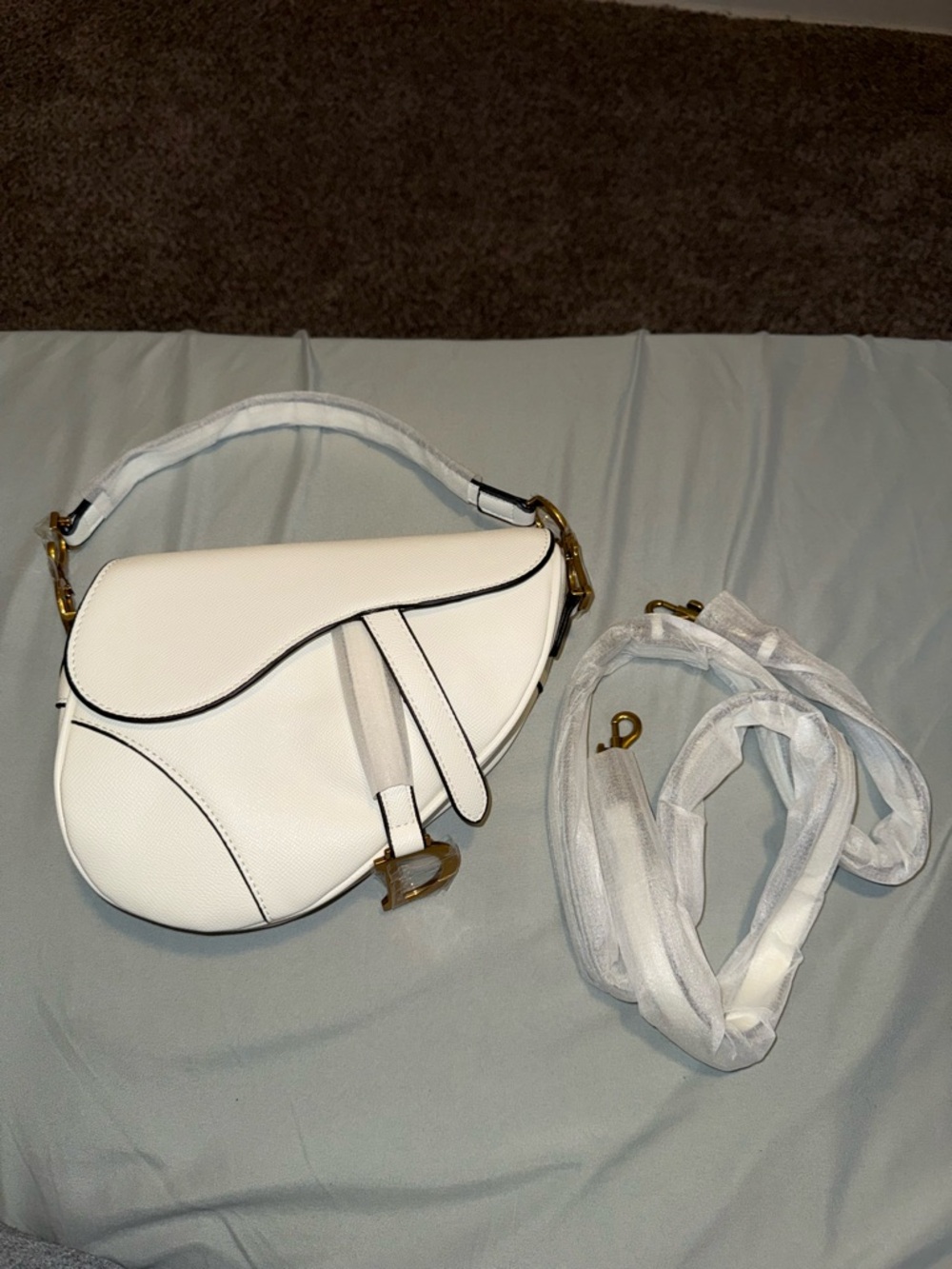 Christian Dior White Saddle-Style Shoulder Bag - Elegant Women's Handbag - Picture 7 of 7